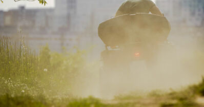 Varusmies menehtyi Karjalan prikaatissa – harjoitusalueella tapahtui mönkijäonnettomuus