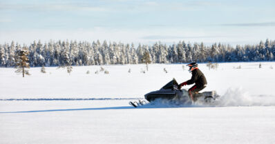 Moottorikelkan kuljettaja menehtyi onnettomuudessa – törmäsi päin puuta