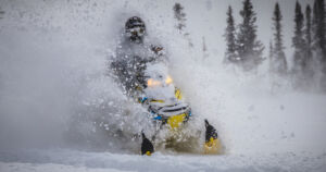 Kilpailija menehtyi moottorikelkkatapahtumassa – jäi kaatuneen moottorikelkan ruhjomaksi