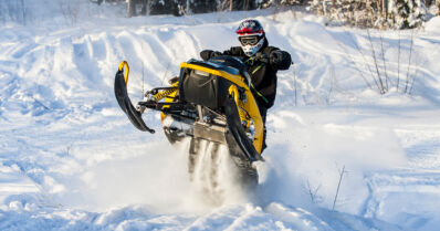 Joka toisen kuolemaan johtaneen moottorikelkkaonnettomuuden kuljettaja oli päihtynyt – usein keski-ikäinen mies