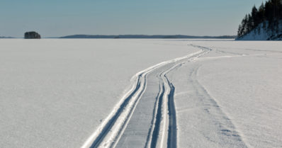 Mies putosi moottorikelkalla jäihin – ohiajavat autoilijat eivät auttaneet kylmettynyttä miestä