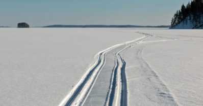 Moottorikelkkailija kuoli törmättyään rantaan – poliisi muistuttaa nykyisten kelkkojen olevan erittäin tehokkaita