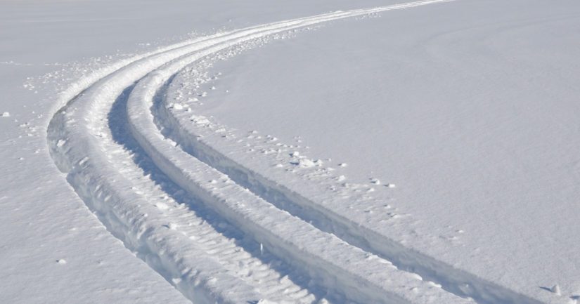 Poliisin esitutkinnan tarkoituksena on selvittää, kumpi miehistä kuljetti moottorikelkkaa.