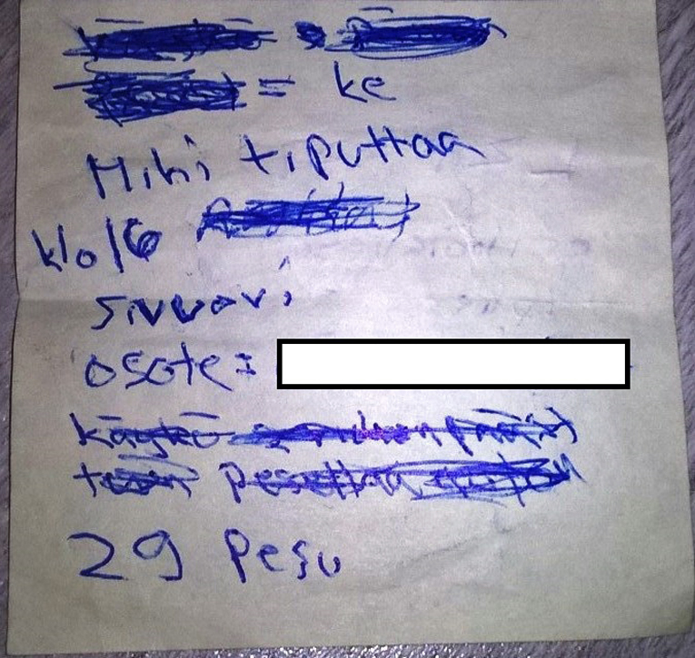 Kotietsinnässä löydetty paperilappu, jossa ohjeistettiin huumausaineiden toimittamisesta.
