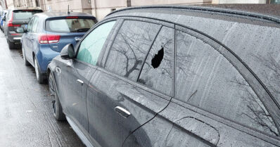 Parikymppisen miehen pimeä urakka – murtautui yhden yön aikana 16 autoon