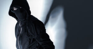 Poliisi esti arvokelloliikkeen ryöstön – kolme serbiä oli varustautunut naamiointihupuilla ja kirveillä