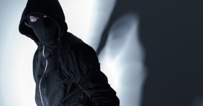 Poliisi esti arvokelloliikkeen ryöstön – kolme serbiä oli varustautunut naamiointihupuilla ja kirveillä