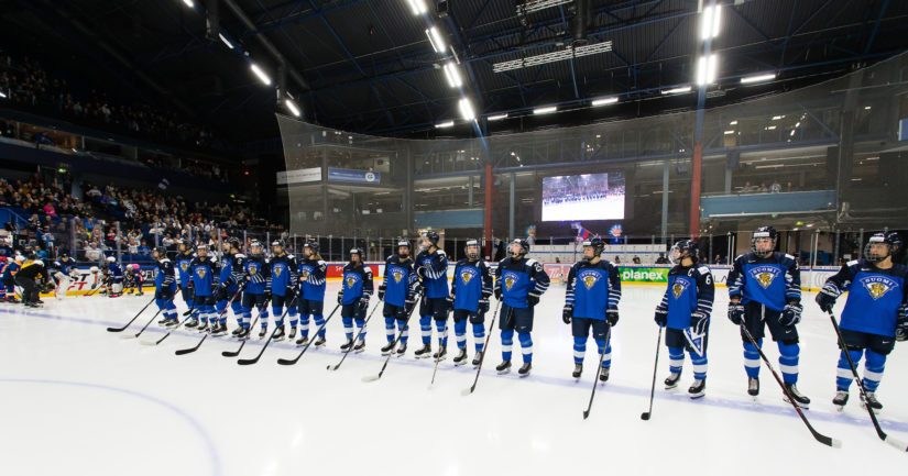 Täpötäysi Espoon Metro Areena eli vahvasti Naisleijonien tukena koko ottelun ajan.