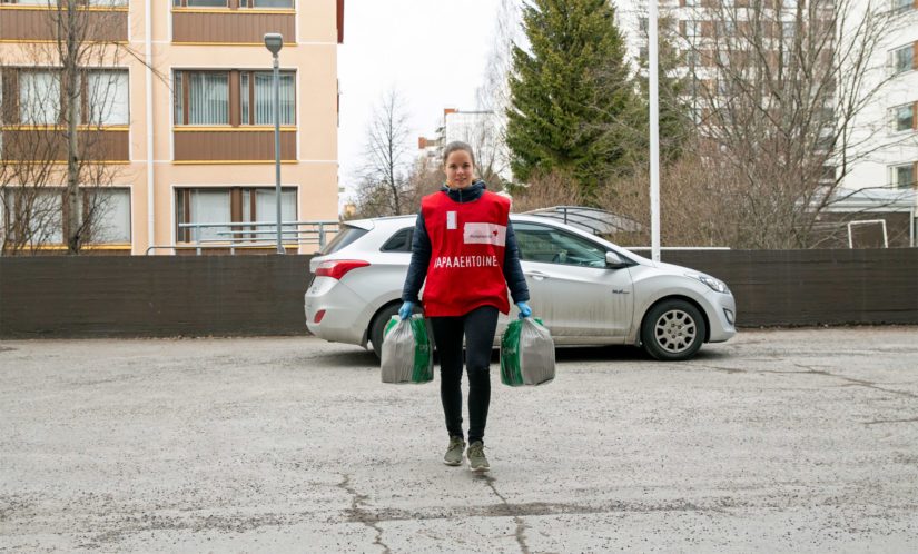 Punaisen Ristin vapaaehtoiset kuljettivat ruoka-apua riskiryhmiin kuuluville koronakeväänä.