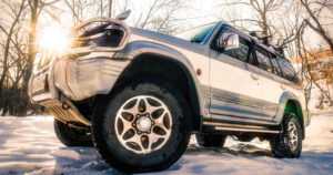 Onnettomuusriski kasvaa nelivetoisilla autoilla – liukkaalla tai lumisella tiellä