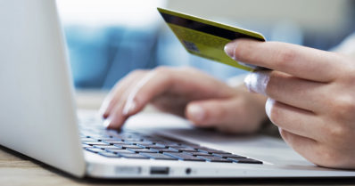 Tunteisiin vetoava mies huijasi naisilta 47 000 euroa – kertoi vaikeuksista hevosten hoitamisessa