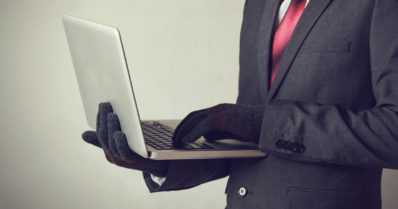 ”Hollywood-tähti” perusti orpokotia Afrikkaan – suomalaisnainen lainasi 150 000 euroa huijarille