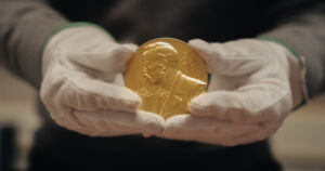 Kirjallisuuden Nobel-palkinto Lászlo Krasznahorkaille – ”Vaikuttava ja visionäärinen tuotanto”