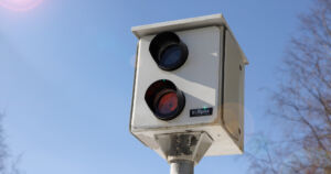 Kuka varasti poliisin nopeusvalvontakameran? – ”Tolppa oli sahattu poikki”