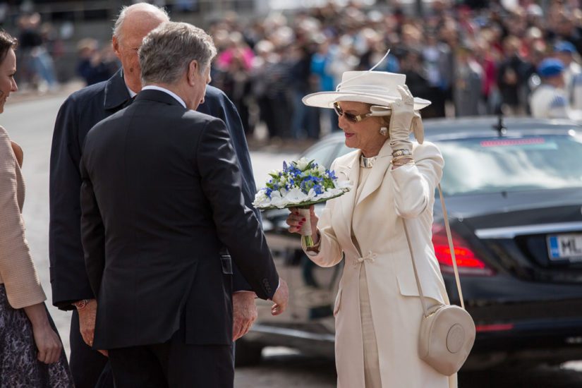 Norjan kuningas Harald V ja kuningatar Sonja saapuivat Presidentinlinnaan.