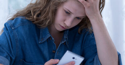 Kolme neljästä suomalaisesta tuijottaa ruutua lähes kaikilla tauoilla – ”Kännykkä on vienyt lepohetket silmiltämme”