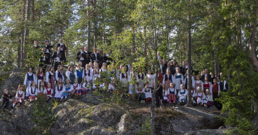Ylioppilaskunnan Laulajien ja Tapiolan kuoron konsertti Nuuksion kansallispuiston Mustalammella.