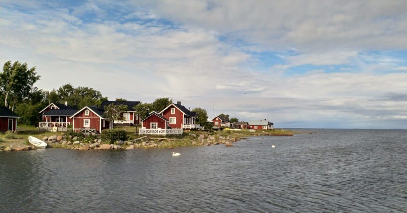 Ohtakarin kalastajakylä on suosittu nykyään myös turistien keskuudessa. Neljän vuokramökin lisäksi alueella on myös muutamia sähköttömiä paikkoja matkailuajoneuvoille.