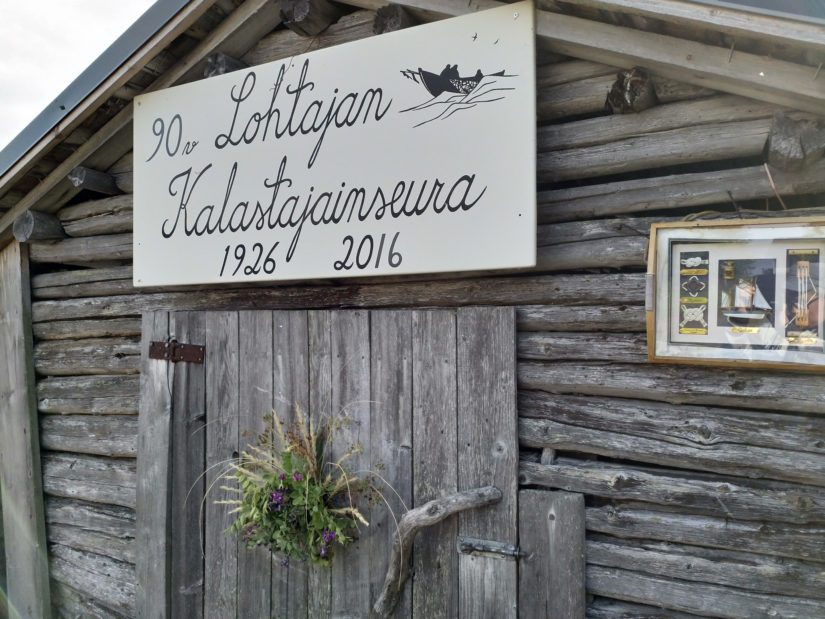 Kalastajainseuran vuosittain järjestämä Ohtakarin kalajuhla jäi nyt koronaviruksen takia järjestämättä. Kalajuhla on vetänyt poikkeuksetta tuhansia vieraita.