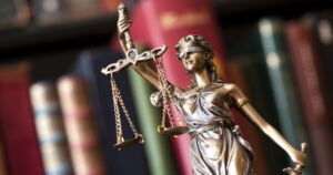 Asianajajalle syyte törkeistä rikoksista – testamentti oli revitty ja koottu teipillä