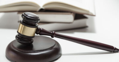 Tehtaan kentän tulipalosta kuulusteltu kolmea alle 15-vuotiasta – yksi myönsi sytyttämisen