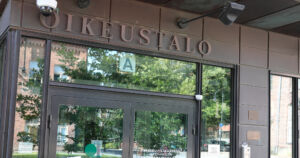 Sisar vei veljensä tililtä 15 000 euroa – kahden vuoden tuhansien eurojen vuokrat rästissä