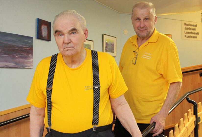 Kalle Erkoma ja hänen oppi-isänsä Olavi Mäkelä (alhaalla) ovat antaneet kasvot Kalevalaiselle jäsenkorjaukselle. Olavi Mäkelällä on takanaan yli 30 000 hoitoa.