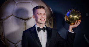 Parhaat jalkapalloilijat palkittiin – Captain’s Ball lajilegenda Sami Hyypiälle