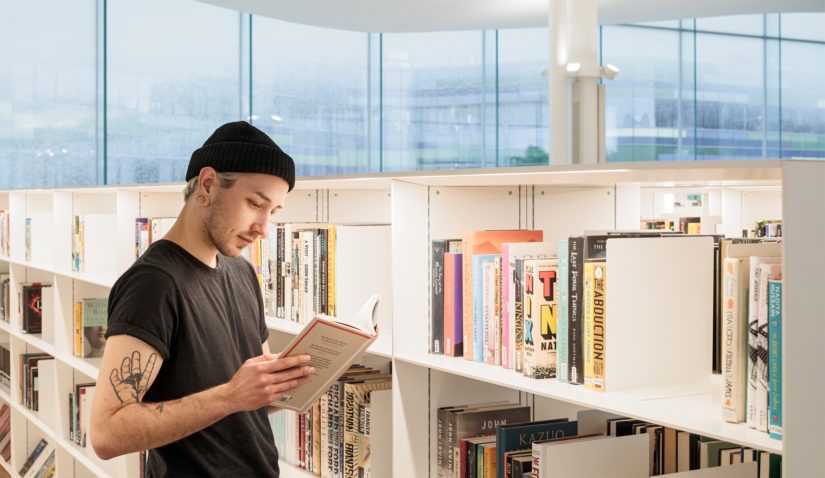 Oodissa perinteinen kirjastotunnelma kohtaa nykyaikaiset kirjastopalvelut.