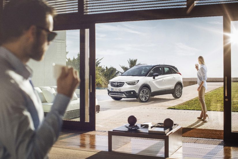 Crossland X:ään saa mm. mukautuvat valot täysledeillä, head up -heijastusnäytön, 180 asteen perutuskameran, pysäköintiavustimen, kaistavahdin ja erilaisia turvallisuuteen liittyviä avustimia.