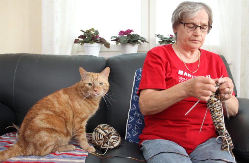 Martat ovat äitien asialla myös käsitöissä. Villasukkaa kutomassa Orvokki Anttila ja laaduntarkkailijana marttakissa Ossi-Petteri.