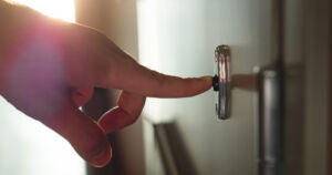 Huijarit tekeytyvät nyt kukkaläheteiksi – uhrilta vaaditaan toimitusmaksua pankkikortilla