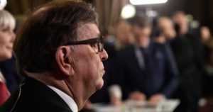 Paavo Väyrynen nukkui yön yli ja haluaa taas Keskustan puheenjohtajaksi – ”Teen vielä yhden yrityksen”