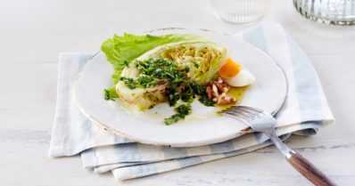 Samalle lautaselle voi yhdistää monenlaisia salaatinlehtiä – salaatteja voi jopa grillata