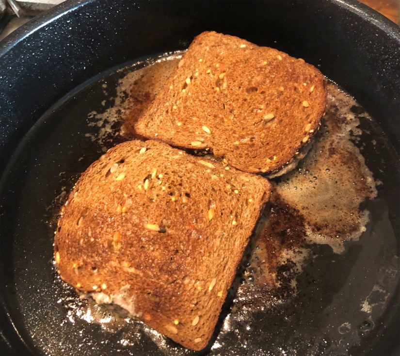 Leivät pannulla. Esipaisto on välttämätön.