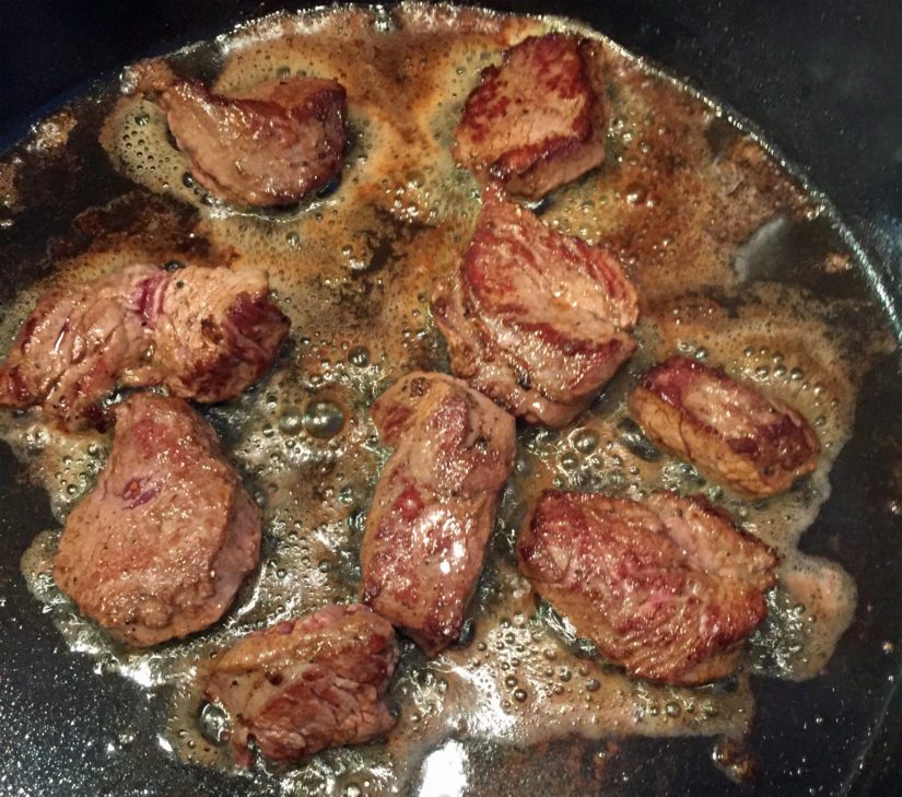Riittävä väljyys ja maltti: tässä on menossa kolmas lihasatsi pannulla.