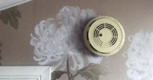 Vastuu palovaroittimista on nyt taloyhtiöillä – asukkaan on edelleen syytä testata varoitin