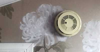 Huoltomies väitti tarkastavansa palovaroittimia – vanhuksen sukulainen ohjasi huijarin ulos