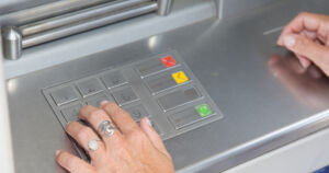 Naiset saivat haltuunsa pankkikortin – kaksikko vei miehen tililtä 50 000 euroa