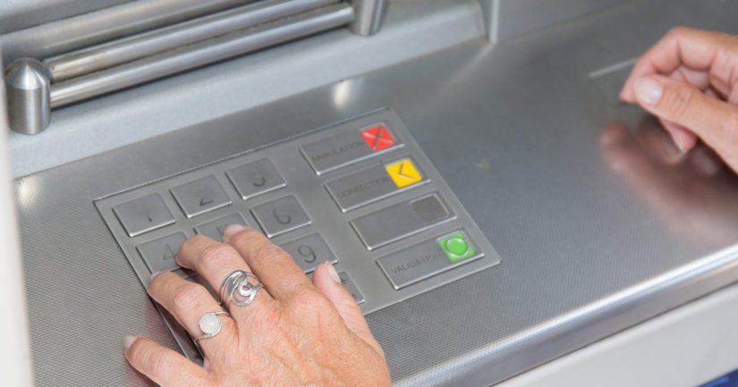 Mies myönsi syyllistyneensä varkauteen pakottamalla nuoren nostamaan rahaa pankkiautomaatilta.