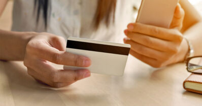 Nainen sai ostaa 80 euron ostokset miehen tiliin – osti auton ja upotti rahaa pelifirmoihin