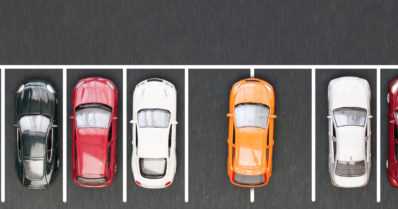 Nainen tönäisi pysäköinninvalvojan maahan ja mies repi virhemaksun – poliisi tutkii virkamiehen väkivaltaisena vastustamisena