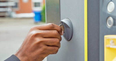 Pysäköinninvalvoja huomautti maksamattomasta pysäköintimaksusta – kuljettaja uhkasi väkivallalla