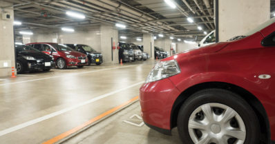 Iäkäs nainen kompastui jäälohkareeseen ja kaatui suojatielle – auto ajoi pysäköintihallissa yli