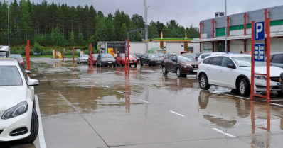 Pysäköintialueillakin väistetään oikealta tulevaa – leveämpi pääväylä ei tilannetta muuksi muuta