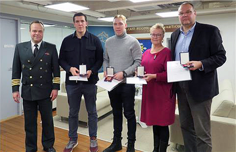 Kommodori Marko Tuominen sekä palkitut hengenpelastajat Aleksi Åkerblom, Aaro Anttila, Maare ja Tomi Akkola.