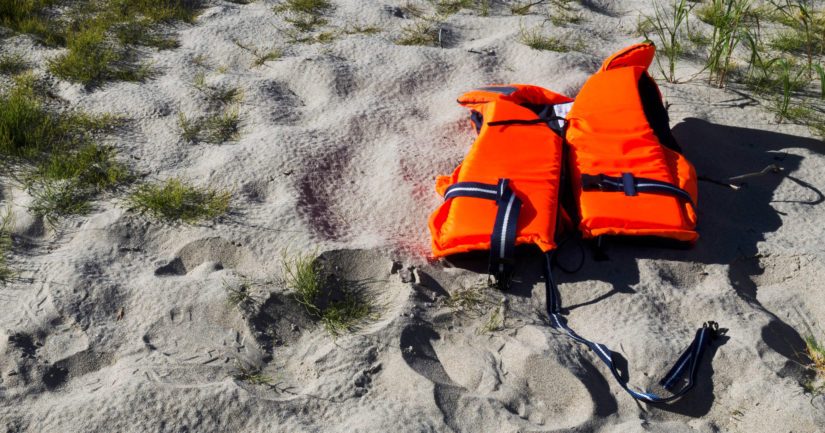 Päälle puetut pelastusliivit auttoivat mereen joutuneita henkilöitä heidän odotellessaan apua paikalle.