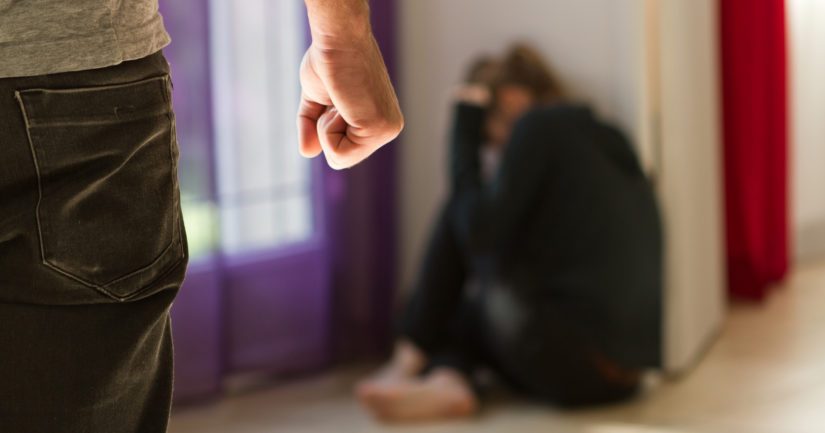 Esitutkinnassa esille tulleiden seikkojen perusteella miehen epäillään pahoinpidelleen naista kyseisenä päivänä useilla eri tavoilla.