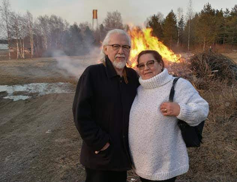 Pertti ja Kaisu Vuori pysyttelevät tiukasti kotona. He ovat ulkoistaneet jopa ruokahuollon. – Päivä kerrallaan mennään, mutta jotta mieli pysyy virkeänä, niin arki on täynnä mukavaa tekemistä.