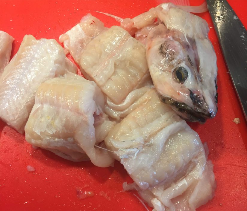Niskan tietämistä made on hankala pilkkoa, mutta asiaa auttaa, jos käsin naksauttaa selkäruodon aina poikki ja leikkaa vasta sitten.